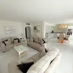 Miraflores Beachfront Penthouse Apartament *
