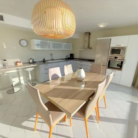 Miraflores Beachfront Penthouse Apartment *
